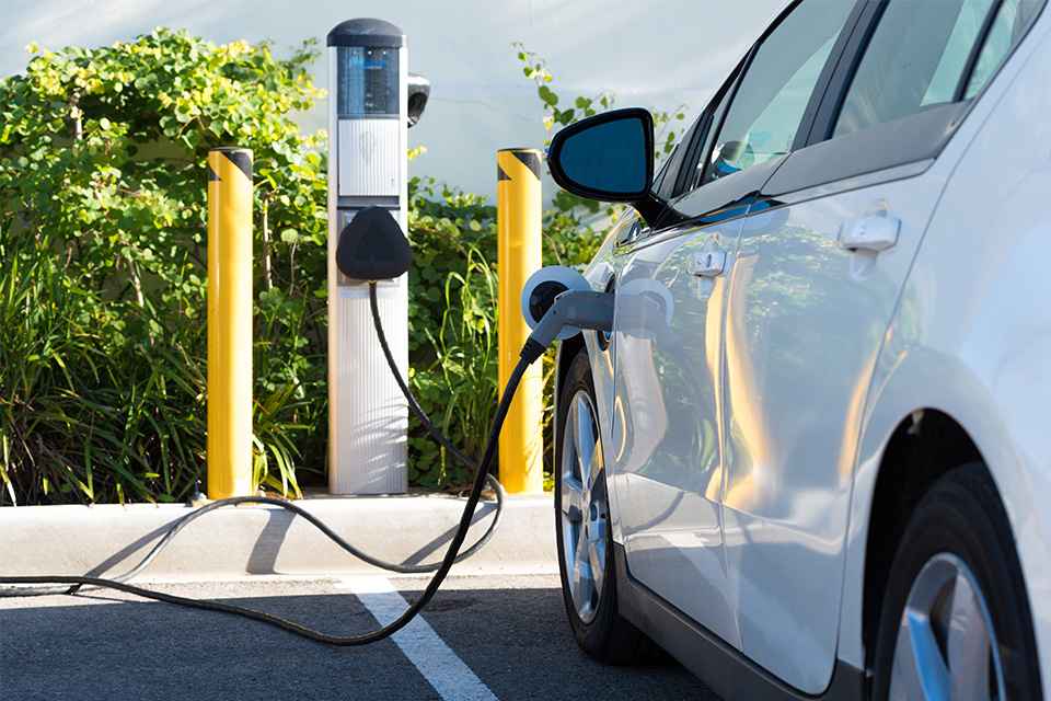 Foto: Elektroauto beim Laden