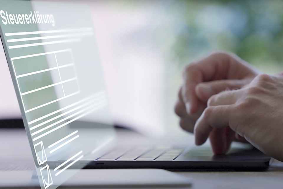 Foto: Hände auf Laptoptastatur